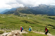 63 Dal Castellazzo scendiamo in direttissima al Passo Rolle